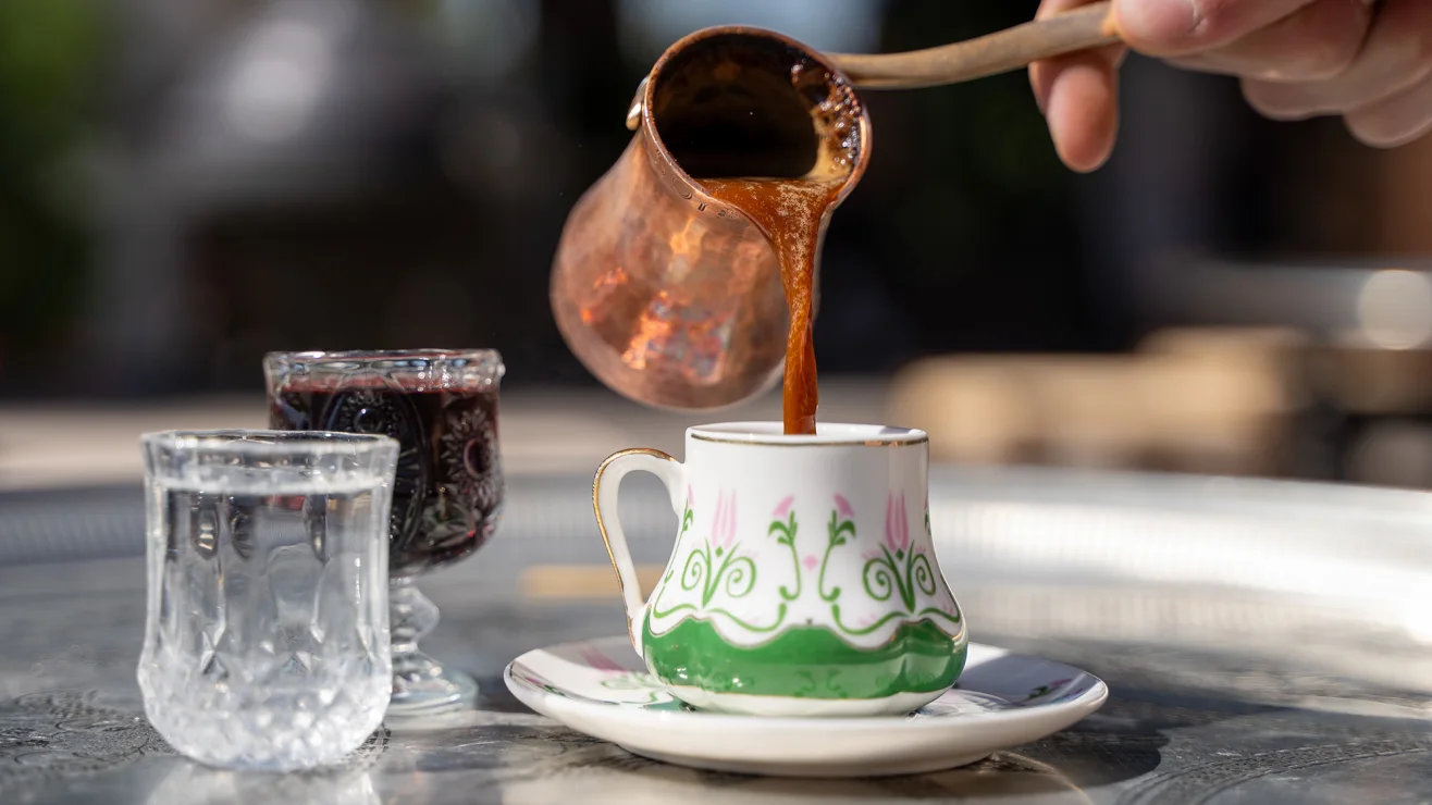 Café turco: Na Turquia, seu café vem acompanhado de um toque de destino